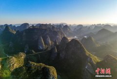 广西贺州：喀斯特峰丛林立宛